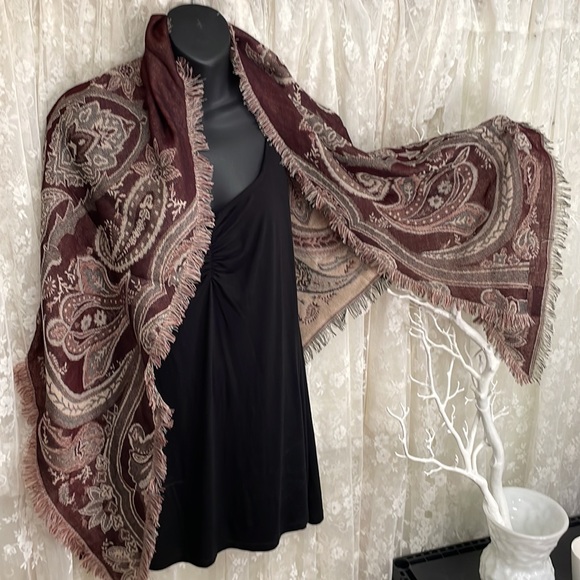 Stunning Shawl, Wrap, Scarf, Paisley - Picture 6 of 7